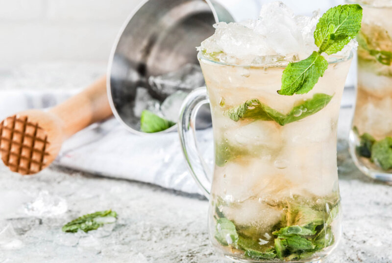 Mint Julep cocktail with crushed ice